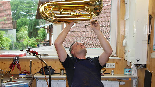 Eine der Hauptaufgaben in der Werkstatt von Lüttke Blasinstrumente ist die Korrektur von Beulen bei gebrauchten Instrumenten.