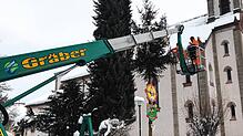 Mitarbeiter der Technischen Dienste dekorieren den Baum in Wolterdingen.
