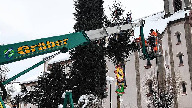 Mitarbeiter der Technischen Dienste dekorieren den Baum in Wolterdingen.
