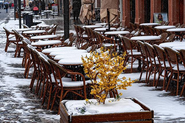 Eine Schneeschicht beim Eiscafe Zampoli in der Villinger Rietstraße.