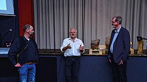 Archäologe Bertram Jenisch (Mitte) und Historiker André Gutmann (rechts) sind der Geschichte des St. Georgener Klosters auf der Spur. ...