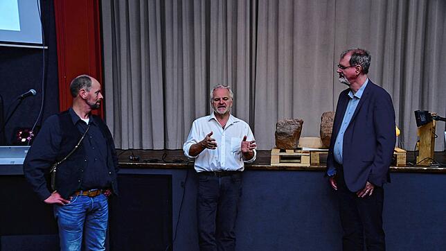 Archäologe Bertram Jenisch (Mitte) und Historiker André Gutmann (rechts) sind der Geschichte des St. Georgener Klosters auf der Spur. ...