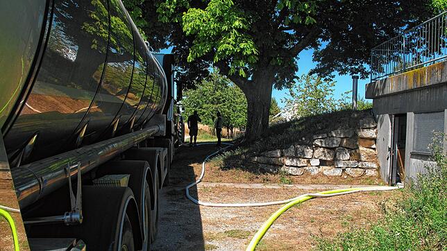 Wegen der Hitze: Der Hilzingener Ortsteil Schlatt am Randen musste in den vergangenen Wochen per Tankwagen mit Wasser versorgt werden. ...