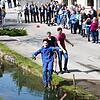 Der Bär Kai Baumann springt ins kalte Wasser des aufgestauten Baches.