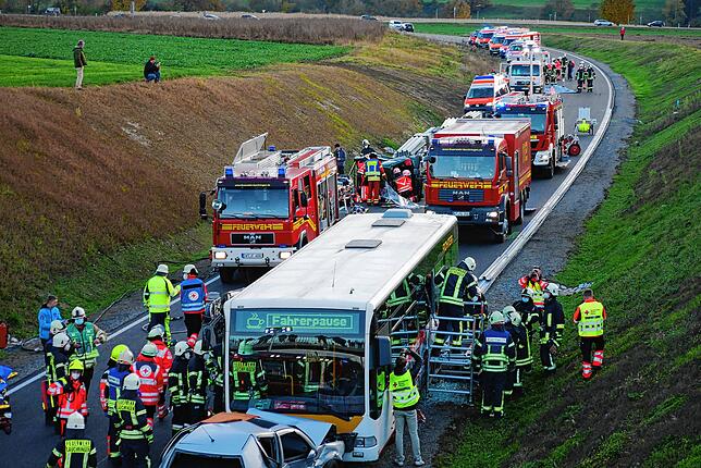 Ein großes Unfallszenario mit mehreren Unfallfahrzeugen, darunter einem Linienbus sowie zahlreichen Verletzten bot die ...