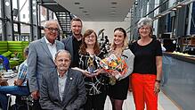 Kristine Smyzek ist die Trägerin des Ehrenamtspreises 2025 der Baugenossenschaft Familienheim. Von links die Laudatoren und Juroren ...
