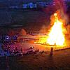 Rund 100 Besucher sahen zu, wie das Funkenfeuer in Mühlhofen lichterloh, aber komplett kontrolliert und vor allem angemeldet abbrannte.