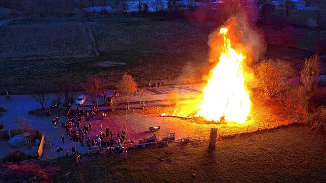 Rund 100 Besucher sahen zu, wie das Funkenfeuer in Mühlhofen lichterloh, aber komplett kontrolliert und vor allem angemeldet abbrannte.