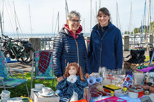 Barbara und Anna-Maria Fischer aus Oberteuringen freuen sich über die netten Gespräche mit den Kunden.