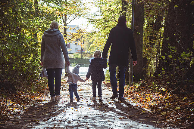 Eine Familie bei einem herbstlichen Spaziergang. Durch die Einführung eines bedingungslosen Grundeinkommens hätten Eltern wieder mehr ...