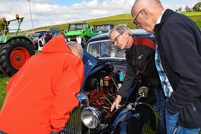 Gerne zeigten die Besitzer der Oldtimer den Besuchern die Besonderheiten ihrer automobilen Schätze, da kam es öfter zum Blick unter die ...