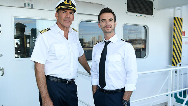 Der erste "Traumschiff".Auftritt: Offizier Florian Barner (Florian Silbereisen, rechts) mit Kapitän Victor Burger (Sascha Hehn) im Jahr ...