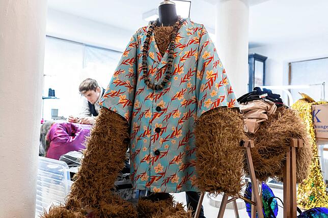 Zum Outfit des Faultiers gehört neben dem Hawaiihemd eine Kette, die aus 200 Steinnussscheiben besteht.