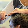 Eine Friseurin, die Mindestlohn bekommt, hat im Alter kaum Geld zur Verfügung.