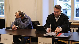 (Archivbild von November 2024) Der Angeklagte (links) wurde vom Amtsgericht verurteilt, neben ihm sein ehemaliger Strafverteidiger ...