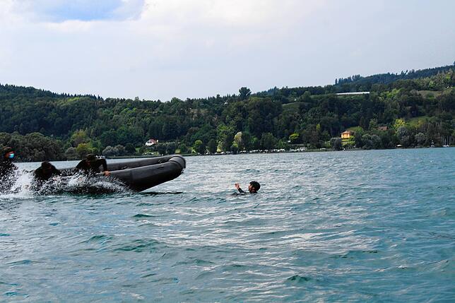 Mann über Bord – jetzt muss es im Ernstfall schnell gehen. Das erste Boot nähert sich, um den Soldaten aufzunehmen.