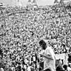 Blick auf die zahlreichen Besucher des legendären Musikfestivals Woodstock.