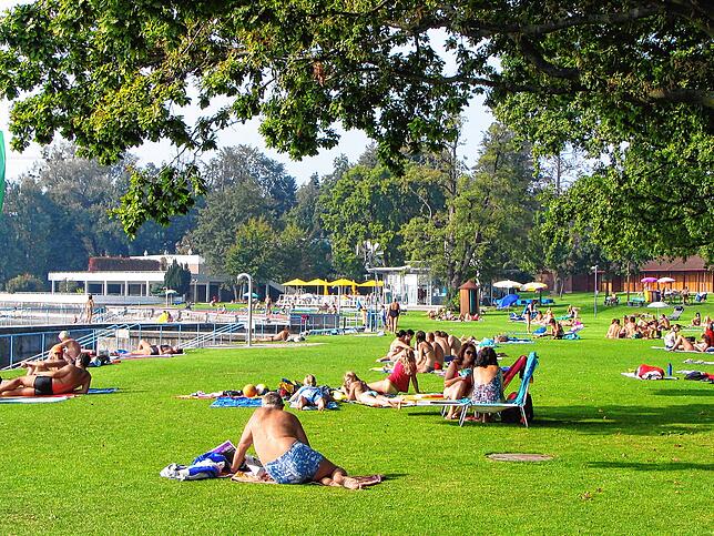 Weit über 100.000 Besucher haben das beliebte Strandbad in diesem heißen Sommer genutzt. Ob die Ufermauern hier wegkommen, wird erst im ...