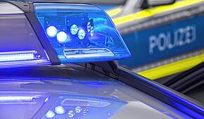 Symbolbild: Ein Blaulicht auf dem Dach eines Polizeifahrzeugs.
