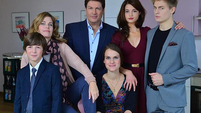 Bei einem Pressetermin am Drehort für die Fernsehserie "Familie Dr. Kleist" posieren die Darsteller Julian König (l-r), Ursula ...