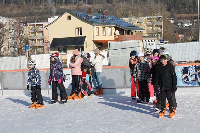 Bild 8: Werkrealschüler genießen die Blumberger Eisbahn