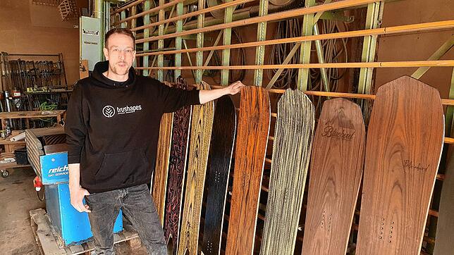 Knut Gröner mit einigen Snowboard-Prototypen in der Holzwerkstatt seines Start-ups trushapes in Konstanz. Der 37-Jährige ist ...