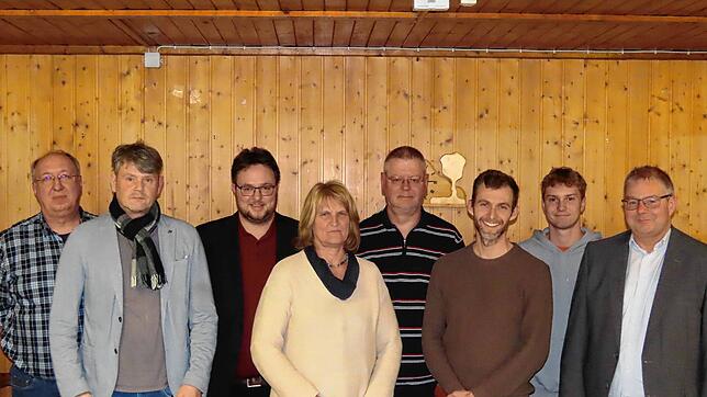Ein Teil der frisch nominierten SPD-Kandidatinnen und Kandidaten für die Gemeinderats- und Kreistagswahlen stellt sich dem ...