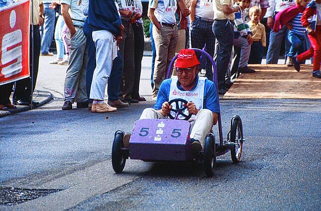 Bürgermeister Günter Lauffer als Rennfahrer in der Seifenkiste beim Stadtfest 1986.