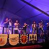 Mit Schwung: Den Höhepunkt zum Festauftakt Blasmusik trifft Brassmusik beim Jubiläumsfest des Musikvereins Schwerzen bildete der ...