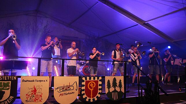 Mit Schwung: Den Höhepunkt zum Festauftakt Blasmusik trifft Brassmusik beim Jubiläumsfest des Musikvereins Schwerzen bildete der ...