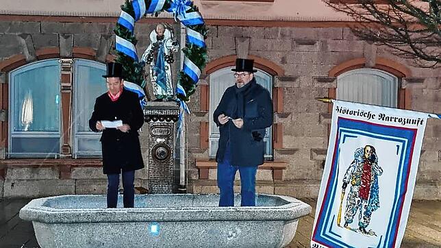 Zunftmeister, Anselm Säger (links), und sein Vize, Alexander Brüderle, haben in der Früh und vor allem in aller Stille den Brunnen-Narro ...