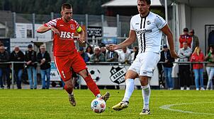 Felix Fehrenbach (links) schnürt einen Doppelpack beim 4:3-Erfolg des FC Königsfeld beim SV Aasen (Tim Stolz)