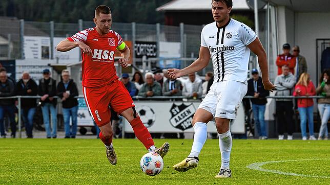 Felix Fehrenbach (links) schnürt einen Doppelpack beim 4:3-Erfolg des FC Königsfeld beim SV Aasen (Tim Stolz)