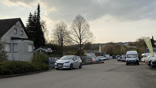 Das Areal des Autohauses Melzer in Jestetten mit dem Gebäude des ehemaligen Red Rose soll neu überbaut werden. Lidl, Denns Biomarkt und ...