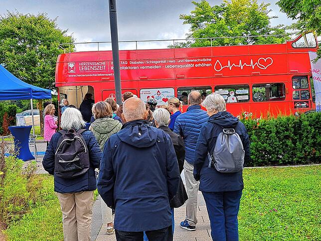Lange Schlangen auch vor dem roten Doppeldeckerbus. Hier können die Besucher ihre Blutzuckerwerte erfahren und bewerten lassen.