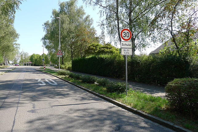 So ist die Beschilderung richtig: Beginn der 30er-Zone in Markdorf kurz vor dem BZM mit dem Schulhinweis; am Ende der Schule steht ein ...