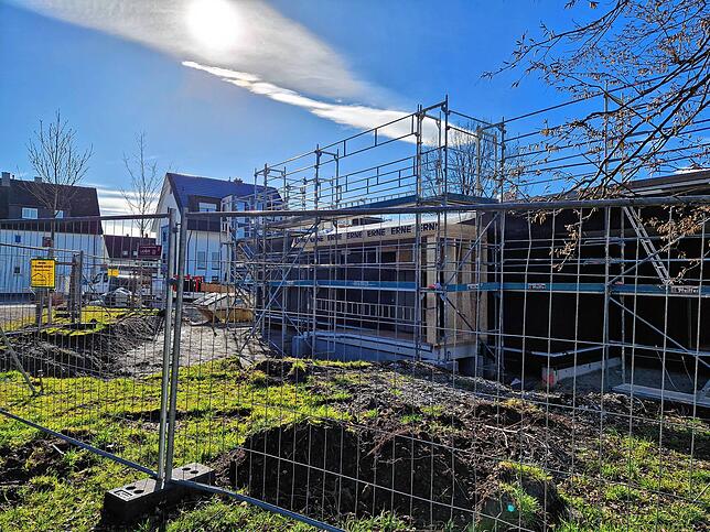 Knapp fünf Millionen Euro kostet die neue Kita in Fischbach, die in Holzmodulbauweise erstellt wird. In Friedrichshafen gibt es aufgrund ...