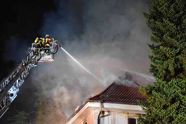 Bild 5: Bilder von den Löscharbeiten beim Großbrand eines Dachstuhls in Mahlspüren im Tal