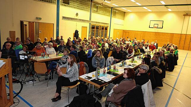 140 Bürgerinnen und Bürger verfolgen in der Turn- und Festhalle Marbach die Informationsveranstaltung zur Gründung eines ...