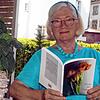 Frisch aus der Presse: Gerry Meyer-Schierholz hält ihr zweites Buch &bdquo;Tanz der Tulpen&ldquo; in den Händen.