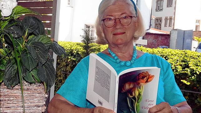 Frisch aus der Presse: Gerry Meyer-Schierholz hält ihr zweites Buch &bdquo;Tanz der Tulpen&ldquo; in den Händen.