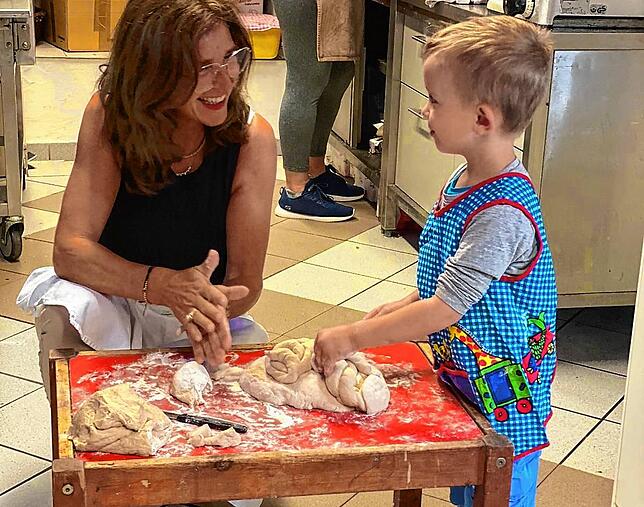 Der kleine Theodor hat viel Spaß beim Brotbacken für Kinder.