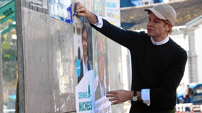 Dennis Michels zupft an seinem Wahlplakat am Mantelhafen in Überlingen. Das Bild zeigt eine gestellte Szene mit dem Kandidaten zur ...