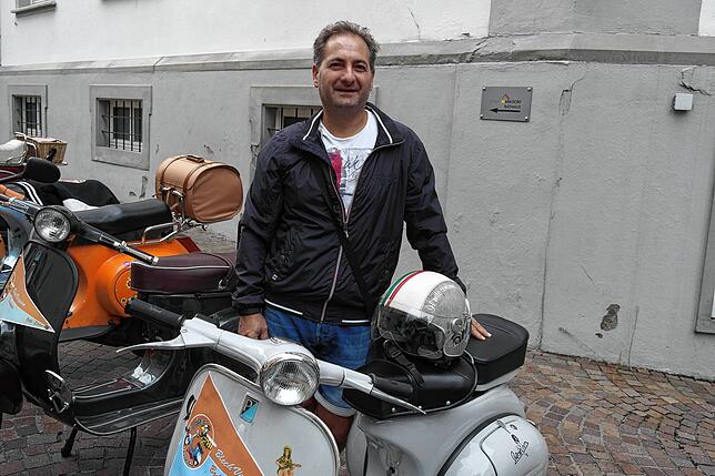 Er ist schon als Kind mit der Vespa mitgefahren: Giuseppe Salerno aus Bermatingen verbindet seine Vespa mit der italienischen Heimat.