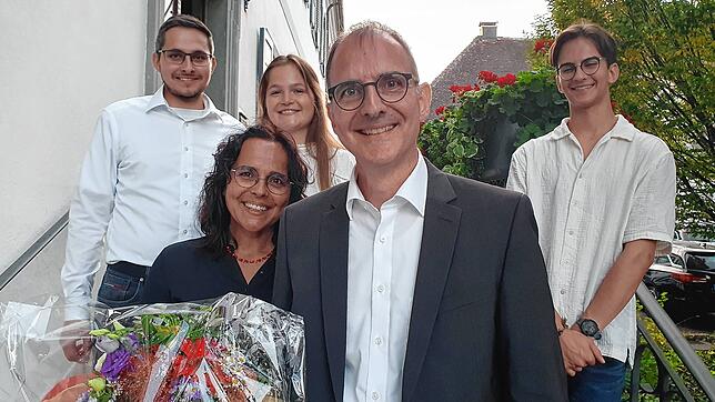 Nach Bekanntgabe des Wahlergebnisses: Volker Frede (vorne rechts, gemeinsam mit seiner Ehefrau Mäggi Frede) freute sich über das ...
