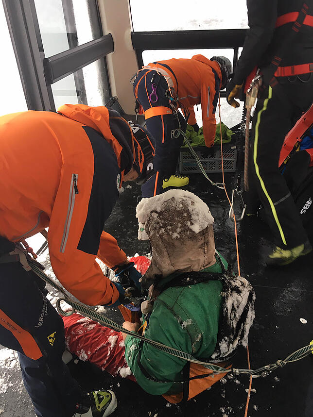 Snowboarder aus Würzburg gerettet Dieses von der Bergrettung zur Verfügung gestellte Foto zeigt die Retter im Einsatz: Nach einer Nacht im Freien konnte ein deutscher ...