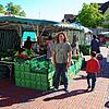 David Hepting, hier vor seinem Gemüsestand, hadert noch etwas mit dem neuen Standort des Wochenmarkts in der Neuen Mitte. Die Stände ...