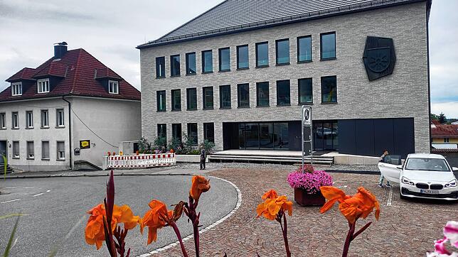 Dunkle Wolken über dem Markdorfer Rathaus. Die architektonisch gelungene Sanierung des Gebäudes wurde Ende des vergangenen Jahres durch ...