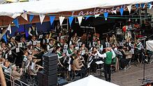 Die Blaskapelle „Alpenblick“ aus Willaringen spielt das Auftaktkonzert des Laubenfests.