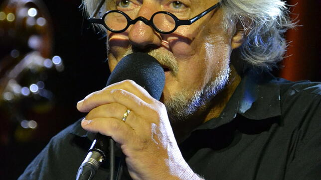 Konrad Beikircher verleiht den Conte-Lieder mit seiner unverwechselbaren Stimme die spezielle Note. Bild: Manuela Klaas
